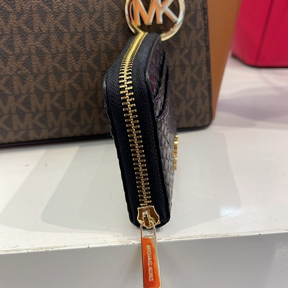 Michael Kors Women Medium Zip Around Card Case Coin Pouch Wallet Black 
NWT - Picture 13 of 16